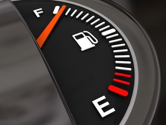 在高速公路上车快没油了，附近又没加油站该怎么办？